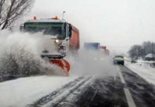 Drum județean, blocat pe un sens din cauza zăpezii