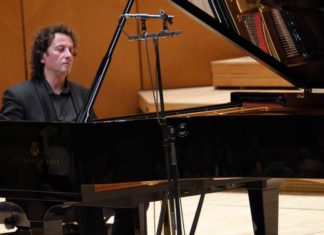 „Pianul Călător“ – Turneul pianistului Horia Mihail, poposește și la Caracal