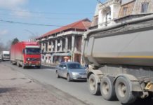 Traficul în orașul Balș va deveni un adevărat infern. Primarul orașului Balș, Mădălin Teodosescu: „După ce că avem 100 și ceva de tiruri pe zi prin Balș o să mai apară încă 40 de tractorașe pe stil tir care o să ia gunoiul de la toate comunele din jurul Balșului”