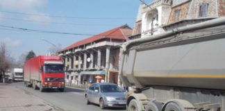 Traficul în orașul Balș va deveni un adevărat infern. Primarul orașului Balș, Mădălin Teodosescu: „După ce că avem 100 și ceva de tiruri pe zi prin Balș o să mai apară încă 40 de tractorașe pe stil tir care o să ia gunoiul de la toate comunele din jurul Balșului”