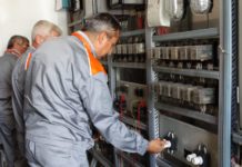 Centrele de relații cu clienții ale CEZ nu au program pe 30 aprilie și 1 mai. Cum pot fi semnalate deranjamentele survenite în rețelele electrice