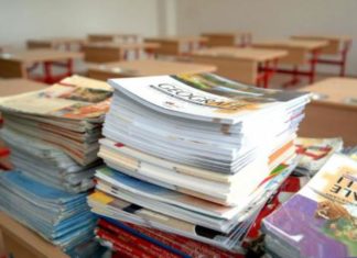 Legea manualului şcolar, adoptată. Avertisment al profesorilor: Ne întoarcem cu 3 decenii înapoi