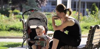 Peste 1.300 de părinți din Olt s-au întors la muncă mai devreme din concediul de creșterea copilului. Vezi câți bani primesc de la stat