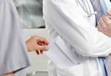 „Plicul nu moare“ – de ce dau românii în continuare şpagă la medic