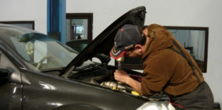 O firmă din Ungaria angajează mecanici și tinichigii auto din Olt. Nu se cer limbi străine