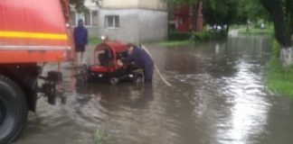 Mai multe gospodării din Slatina şi Caracal au fost inundate, în urma ploilor abundente