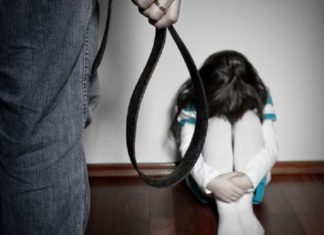 O îngrijitoare din Olt a bătut o fetiţă cu dizabilităţi. Femeia riscă să-și piardă locul de muncă