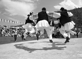 În plin război româno-român, eu vă vorbesc DESPRE HORĂ