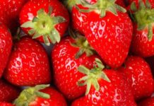 Ace de cusut, găsite în căpșuni, la un supermarket