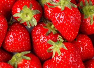 Ace de cusut, găsite în căpșuni, la un supermarket