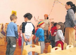 REVOLTĂTOR! Fetiță PLINĂ DE VÂNĂTĂI, după ce a fost AGRESATĂ de educatoare la o grădiniță din Caracal. S-a deschis DOSAR PENAL