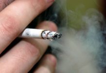 Amendați de jandarmi, după ce au încălcat legea fumatului