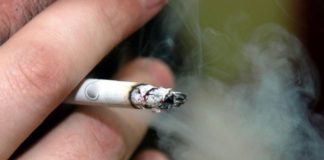 Amendați de jandarmi, după ce au încălcat legea fumatului