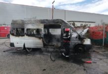 Un microbuz s-a făcut scrum în Slatina