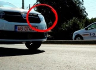 DE CE ATING POLIŢIŞTII FARURILE MAŞINII ATUNCI CÂND TE TRAG PE DREAPTA. DOUĂ MOTIVE ULUITOARE