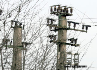 Vântul puternic a lăsat mai multe gospodării din Olt fără curent electric