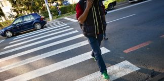 Vorbitul la telefon în timpul traversării străzii va costa scump