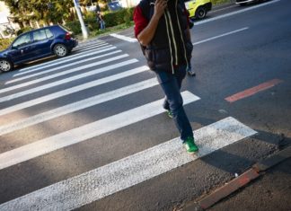 Vorbitul la telefon în timpul traversării străzii va costa scump