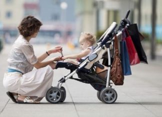 Zeci de mame din Olt au încasat ilegal bani pentru creșterea copilului