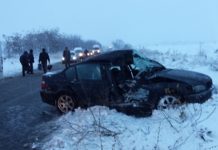 Doi răniți în Olt, în urma impactului dintre o mașină și un microbuz