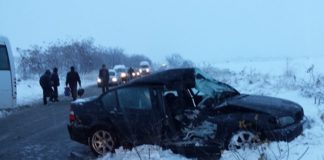 Doi răniți în Olt, în urma impactului dintre o mașină și un microbuz