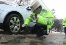 Poliția Olt: Utilizarea anvelopelor de iarnă este obligatorie pe drumurile acoperite cu zăpadă, gheaţă sau polei