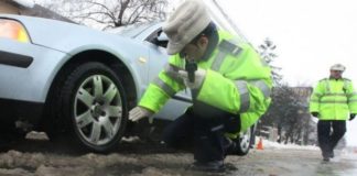 Poliția Olt: Utilizarea anvelopelor de iarnă este obligatorie pe drumurile acoperite cu zăpadă, gheaţă sau polei