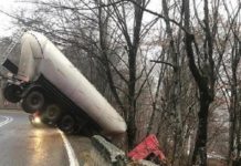 Șofer din Olt, implicat într-un accident în județul Brașov. Cisterna a rămas suspendată pe marginea șoselei