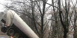 Șofer din Olt, implicat într-un accident în județul Brașov. Cisterna a rămas suspendată pe marginea șoselei