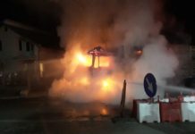 Un autocamion încărcat cu 30 de metri cubi de lemn a luat foc pe o șosea din Olt. Ce a urmat
