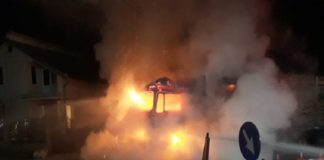 Un autocamion încărcat cu 30 de metri cubi de lemn a luat foc pe o șosea din Olt. Ce a urmat