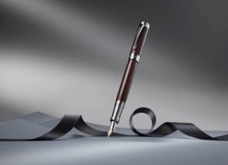 SONDAJ: Doar 3 din 10 români mai scriu de mână scrisori sau felicitări