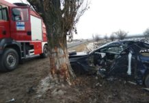Doi tineri din Slatina au ajuns la spital, după ce mașina în care se aflau s-a izbit violent de un copac