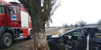 Doi tineri din Slatina au ajuns la spital, după ce mașina în care se aflau s-a izbit violent de un copac