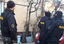 Percheziții domiciliare la persoane bănuite de contrabandă cu țigarete în Olt.  Incredibil ce au descoperit polițiștii și luptătorii Serviciului pentru Acțiuni Speciale