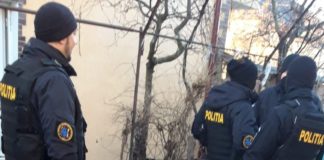 Percheziții domiciliare la persoane bănuite de contrabandă cu țigarete în Olt. Incredibil ce au descoperit polițiștii și luptătorii Serviciului pentru Acțiuni Speciale