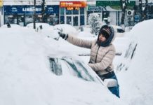Cum dai zăpada jos de pe mașină rapid și eficient, fără să o zgârii