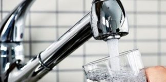 Parlamentarii vor să oblige restaurantele să ofere clienţilor gratuit apă de la robinet