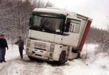 Un tir defect, care a rămas blocat între Găneasa și Saru, îngreunează circulația