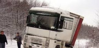 Un tir defect, care a rămas blocat între Găneasa și Saru, îngreunează circulația