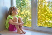 Sute de copii din Olt au părinţi plecaţi la muncă în străinătate