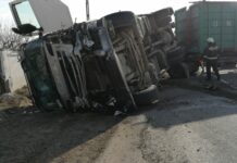Autocamion răsturnat la Salcia