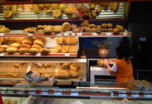 Comercianţi de produse de morarit şi panificaţie din Olt, amendaţi de Protecţia Consumatorilor