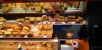 Comercianţi de produse de morarit şi panificaţie din Olt, amendaţi de Protecţia Consumatorilor