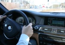 Minor, la volan, pe strada Panselelor din Slatina