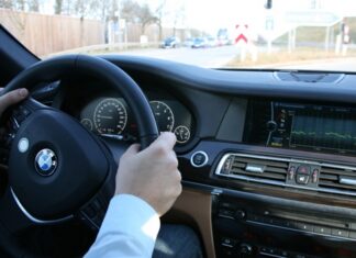 Minor, la volan, pe strada Panselelor din Slatina