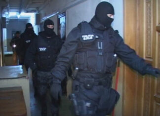 Un bărbat din Balș a fost SĂLTAT cu mascații după ce a distrus mai multe mașini și a aruncat cu obiecte de pe geam