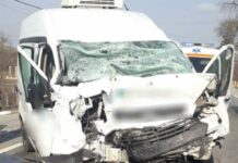 A murit după ce a intrat cu mașina într-un tir