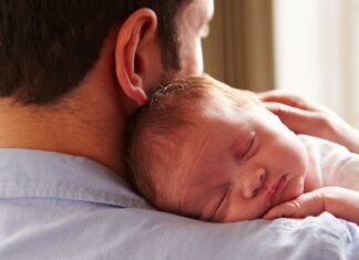 Sute de bărbați din Olt au lăsat serviciul pentru schimbatul scutecelor