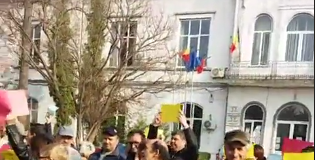 Miting ilegal în fața primăriei Corabia